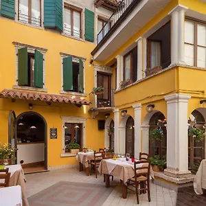 Al Hotel